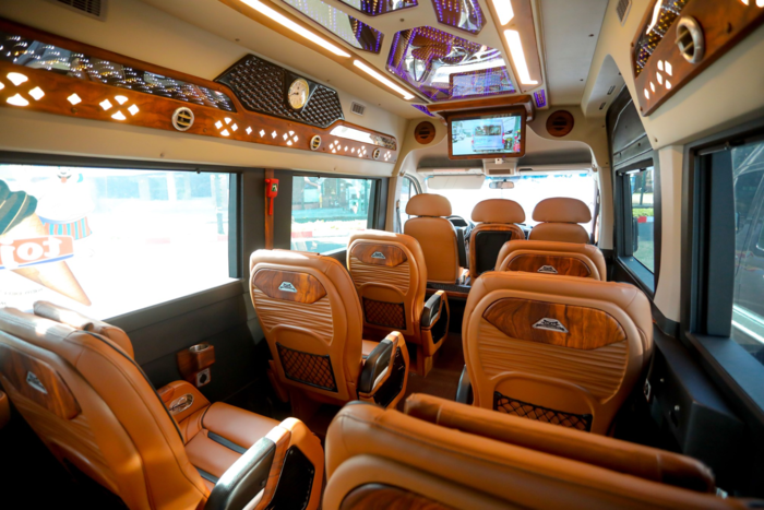 Xe limousine Anh Quốc sở hữu thiết kế nội thất hiện đại, đầy đủ tiện nghi