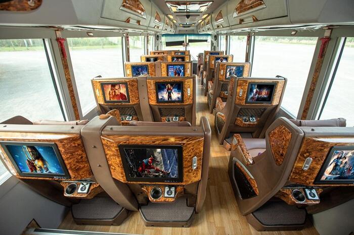 Không gian xe sạch sẽ, đầy đủ tiện ích bên trong xe bus 18 chỗ Toàn Thắng