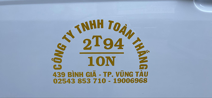 Xe Toàn Thắng chính hãng sẽ có phần tem dán ghi Công ty TNHH Toàn Thắng, trọng lượng, số điện thoại, địa chỉ.