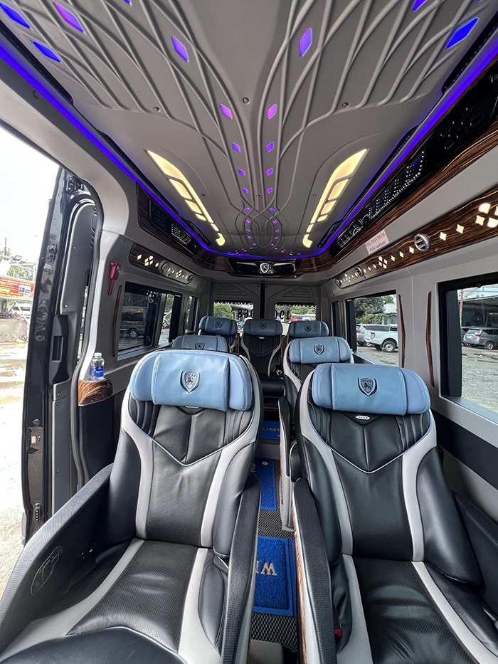 Xe limousine Toàn Thắng trang bị ghế ngồi êm ái cho khách hàng một chuyến đi thoải mái, dễ chịu.