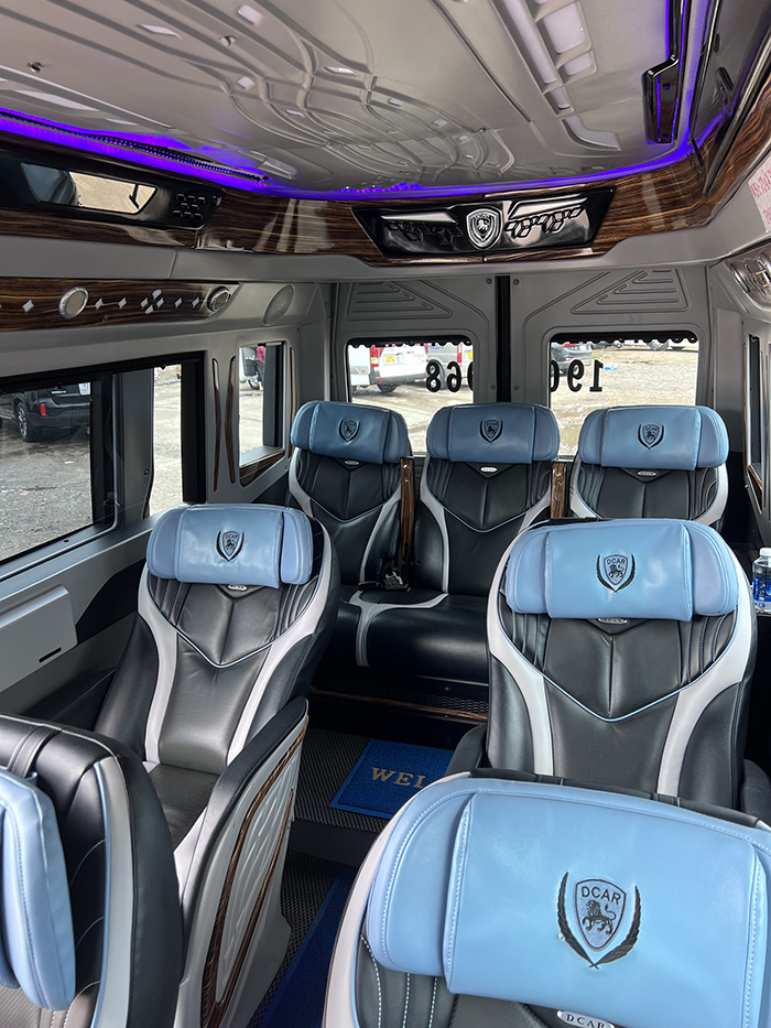 Xe limousine 9 chỗ Toàn Thắng được thiết kế rộng rãi, giúp hành khách tận hưởng chuyến đi thoải mái. 