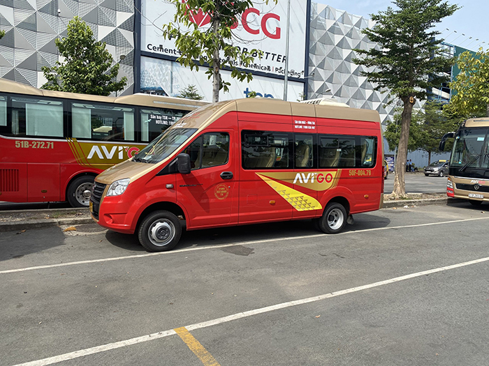 Xe Limousine với màu đỏ nổi bật của hãng xe AVIGO.