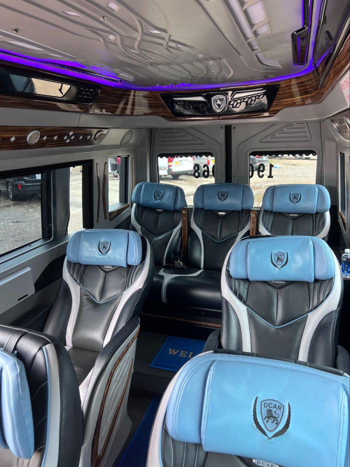 Ghế ngồi xe limousine Toàn Thắng được bọc da cao cấp và lót đệm êm ái giúp hành khách tận hưởng chuyến đi tuyệt vời 
